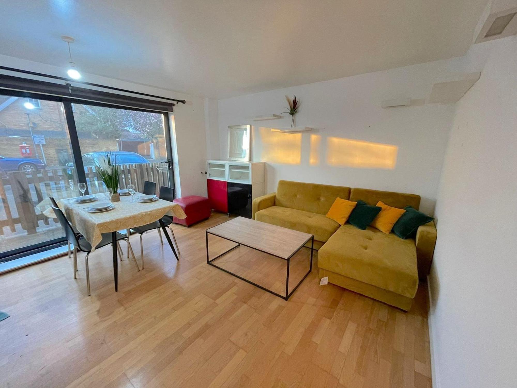 Ground Floor Flat On Bath Road! Apartment Cranford