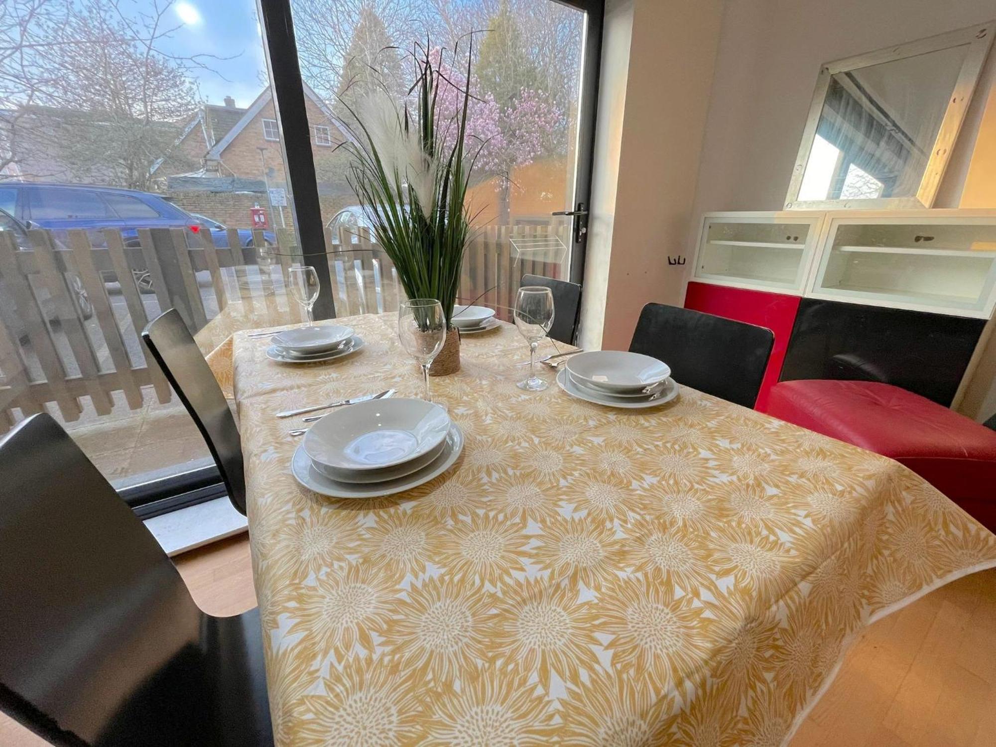 Ground Floor Flat On Bath Road! * Cranford