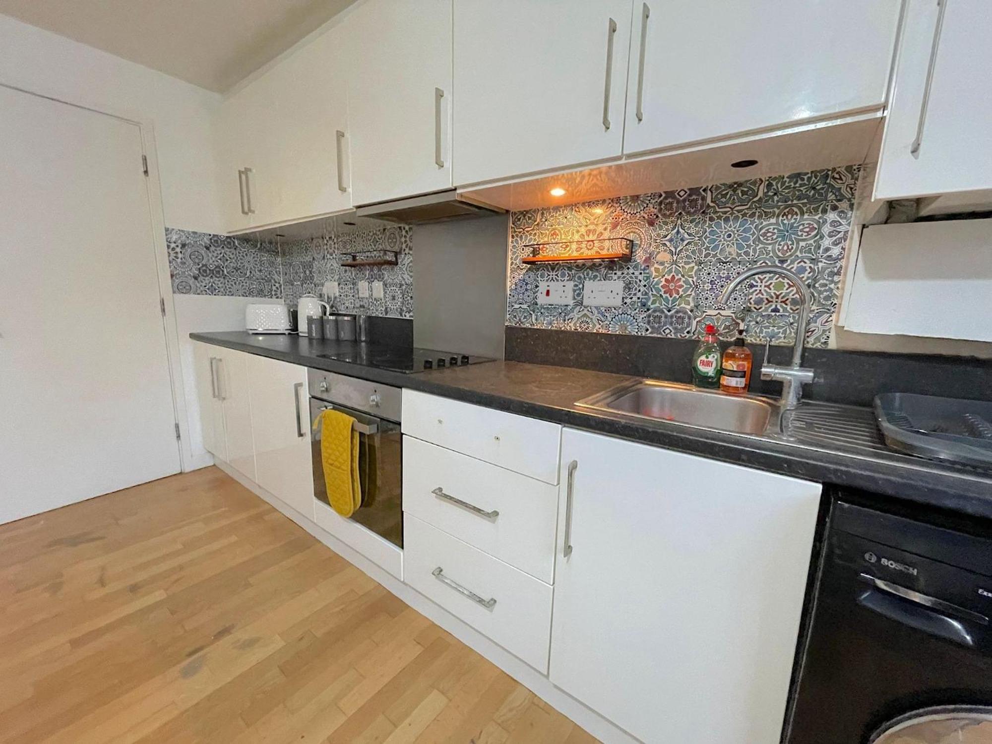 Ground Floor Flat On Bath Road! Apartment Cranford