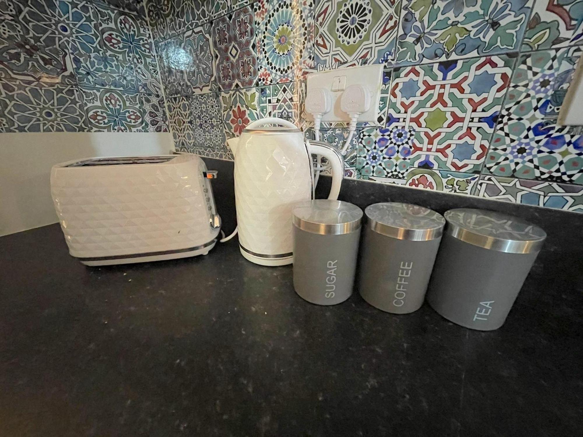 Ground Floor Flat On Bath Road! Apartment Cranford