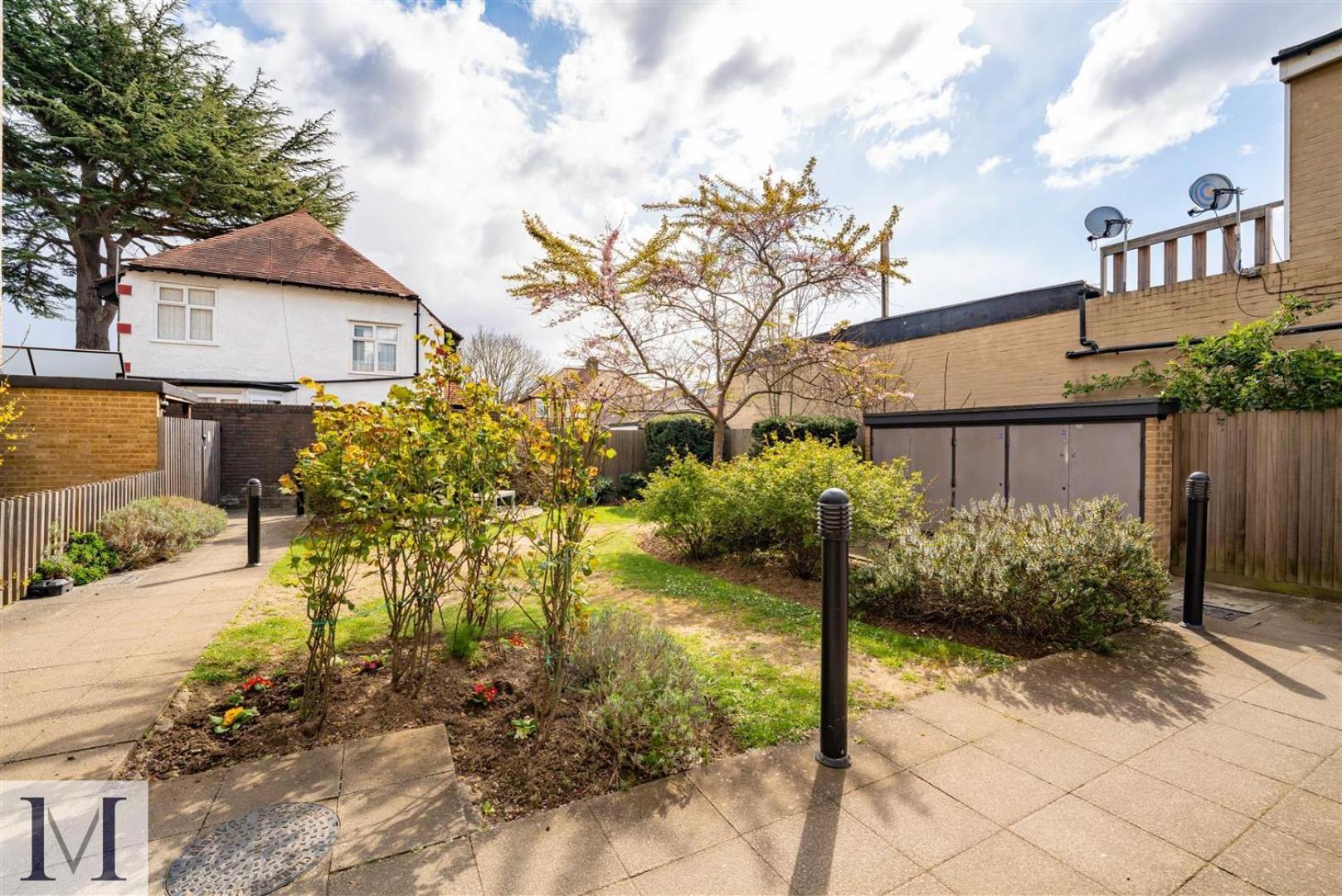 Ground Floor Flat On Bath Road! Apartment